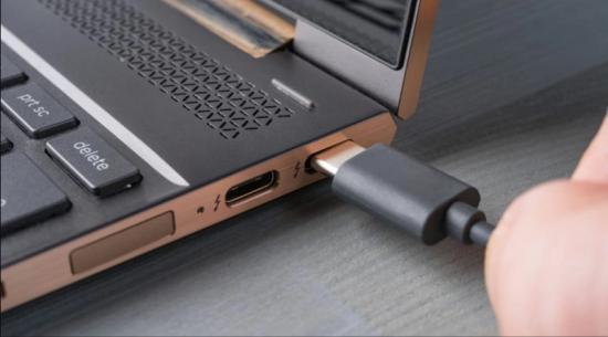 Est-il mauvais de laisser un chargeur d'ordinateur portable branché ?