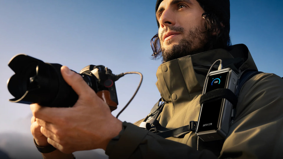 Photographe utilisant une batterie externe Anker pour appareil photo