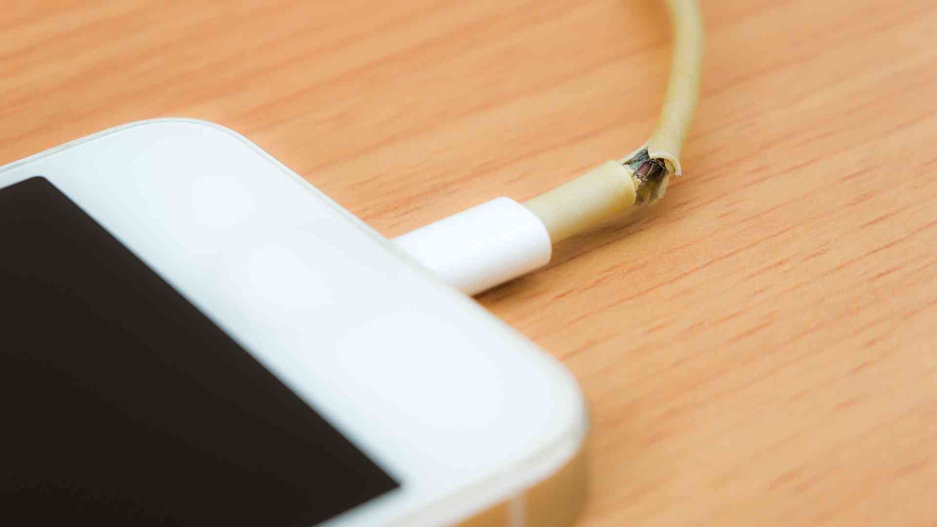 Solutions DIY simples pour réparer les chargeurs iPhone en 2024