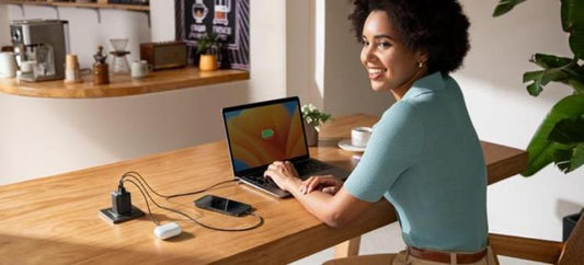 Une femme charge simultanément ses appareils