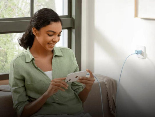 une femme recharge pour iPhone