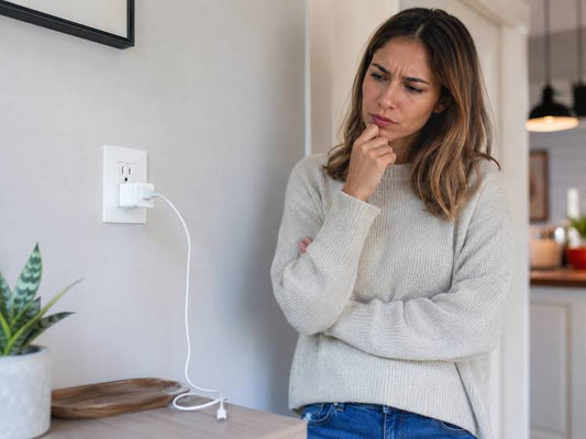 Pourquoi est-il interdit de laisser le chargeur branché à vide au quotidien ?