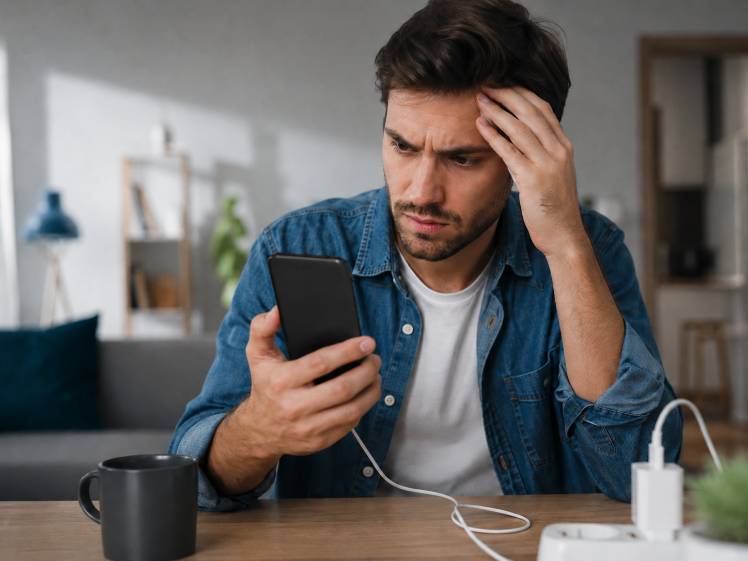 Pourquoi la batterie de mon téléphone se décharge vite ? Causes et solutions simples