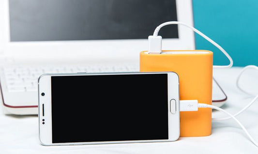 Comment charger un téléphone Samsung sans chargeur : méthodes efficaces et astuces pratiques