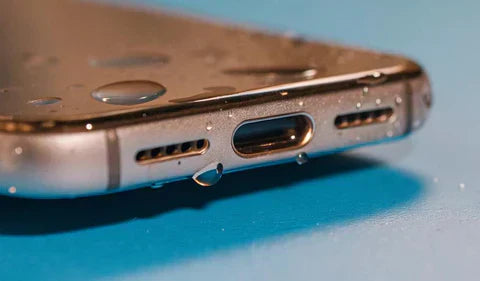 Comment Enlever l’Eau du Téléphone ?